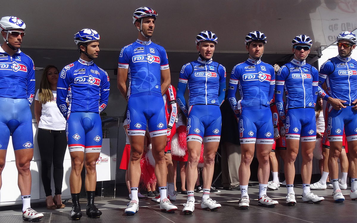 Ten French pro cyclists fined €100 each after running red light in Spain