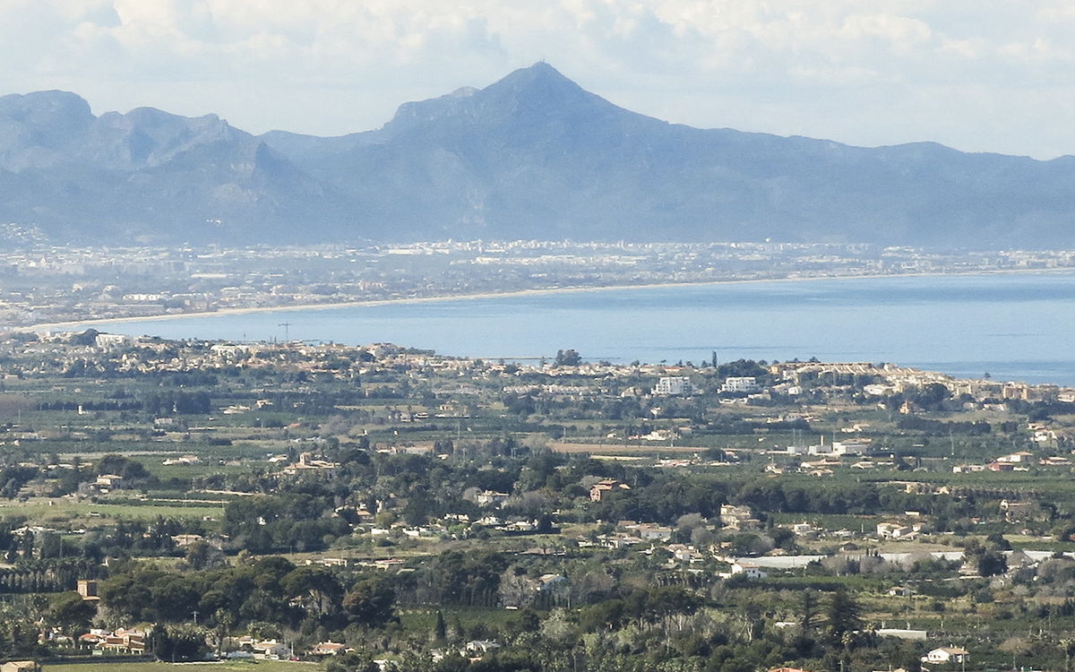 Community invited to a free evening of climbing stories and empowerment in Denia