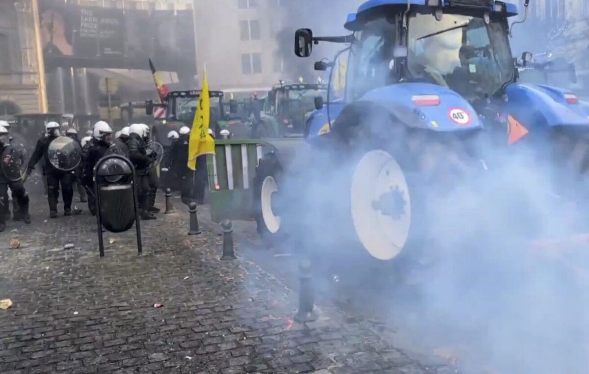 Riots erupt in Brussels as farmers & their tractors make themselves heard over MERCOSUR deal