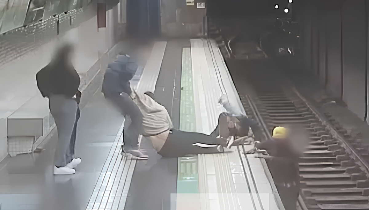 Off-duty female Mossos officer rescues man