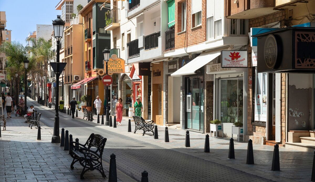 “Shop local”, says Fuengirola resident watching decline of local business