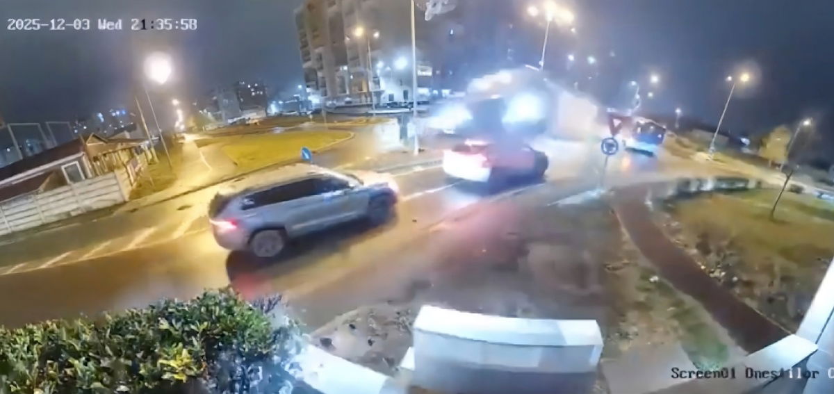 Air Mercedes: Car flies over bus & two cars, but driver walks away unscathed (Video)