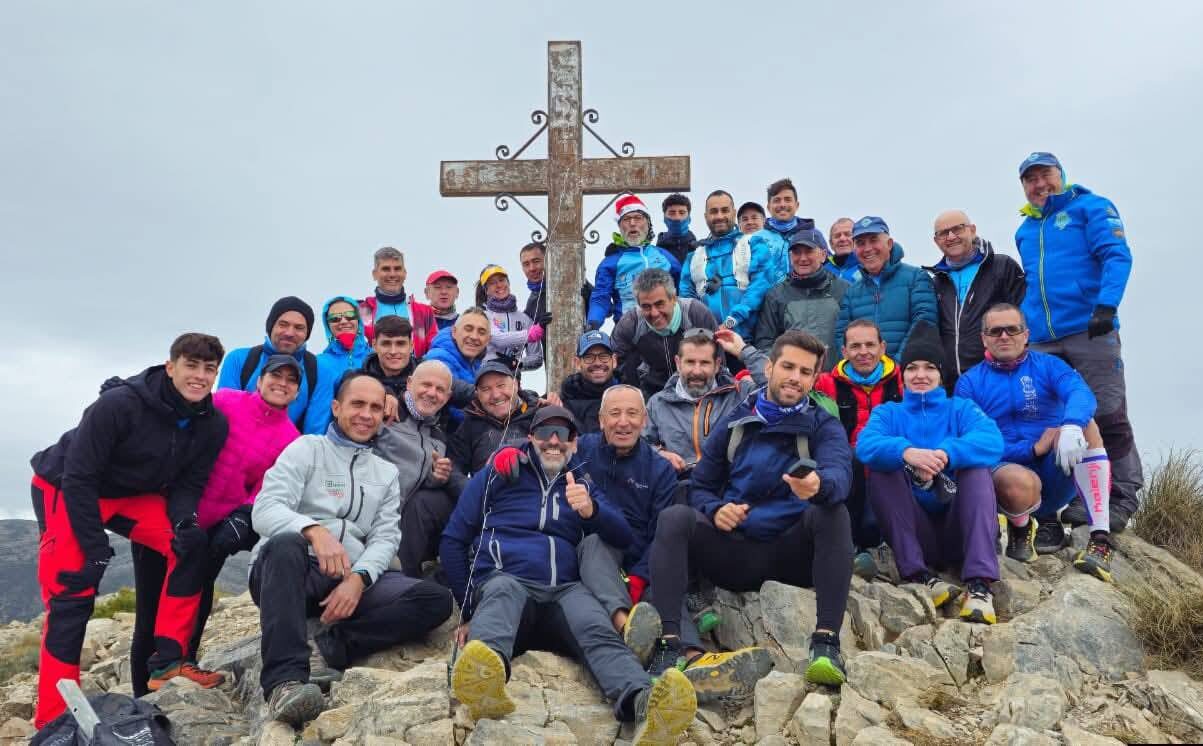 Gemeinschaftssinn stellt ikonisches Kreuz auf dem Pico del Cielo in Nerja ...