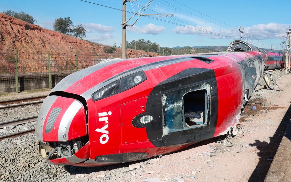 Spanish train drivers call 48-hour strike after 2 deadly rail crashes