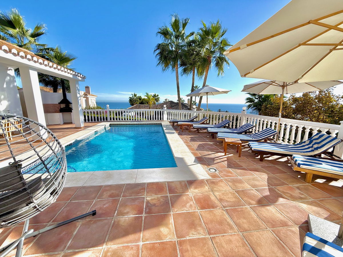 TOP252282 - 5 BEDROOMS & ONLY 250m TO BEACH