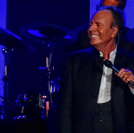 Julio Iglesias live on stage.