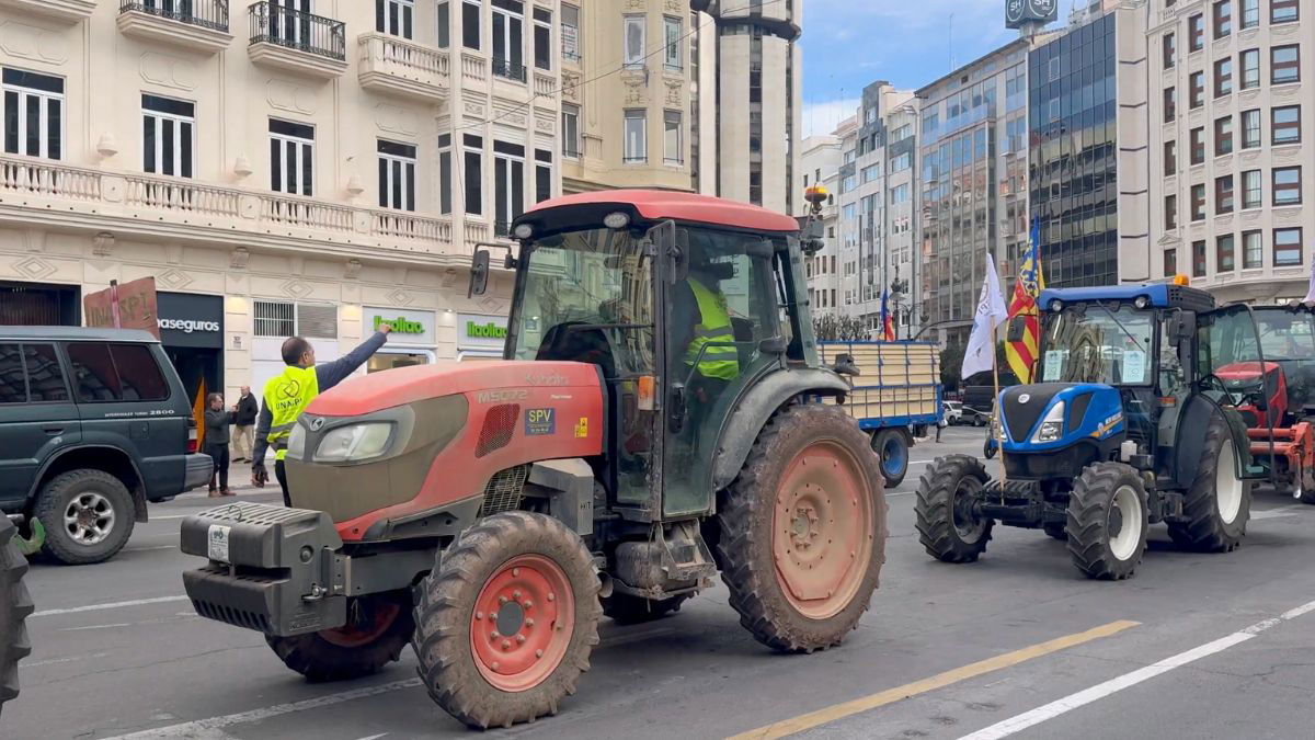 Valencia farmers bring city to a standstill over EU trade deal