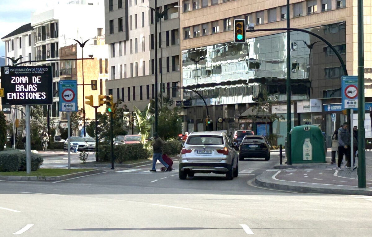 Do cars with foreign number plates get fined for entering Spanish towns with low-emission zones?