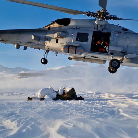 Seahawk helicopter deploys Arctic specialists in Northeast Greenland.