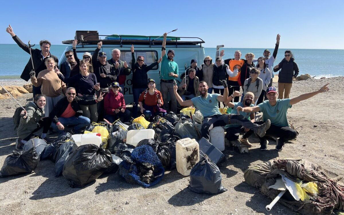 Eco Amigos & Mil Playas team up to clean up Manilva’s beaches
