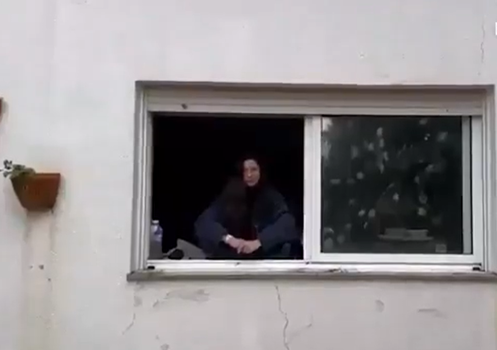 Spanische Hausbesitzerin klettert durchs Fenster, um ihr Haus von ...