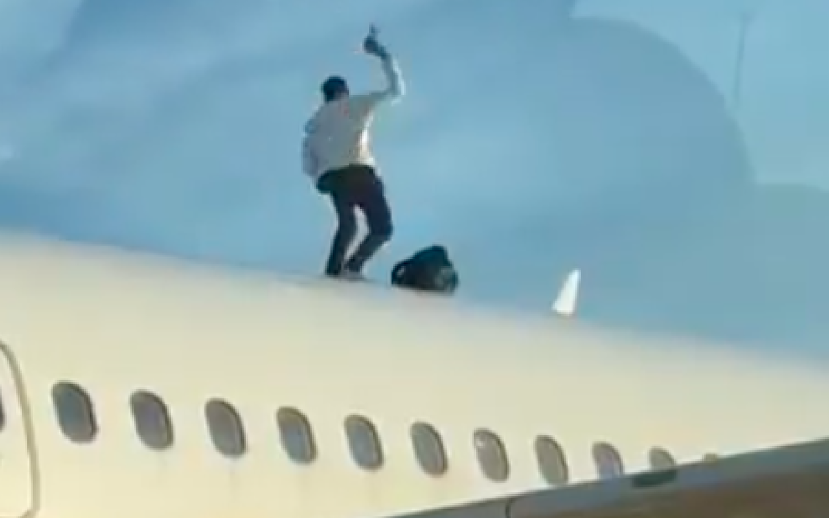 Watch as man climbs onto aircraft in runway drama at Valencia Airport