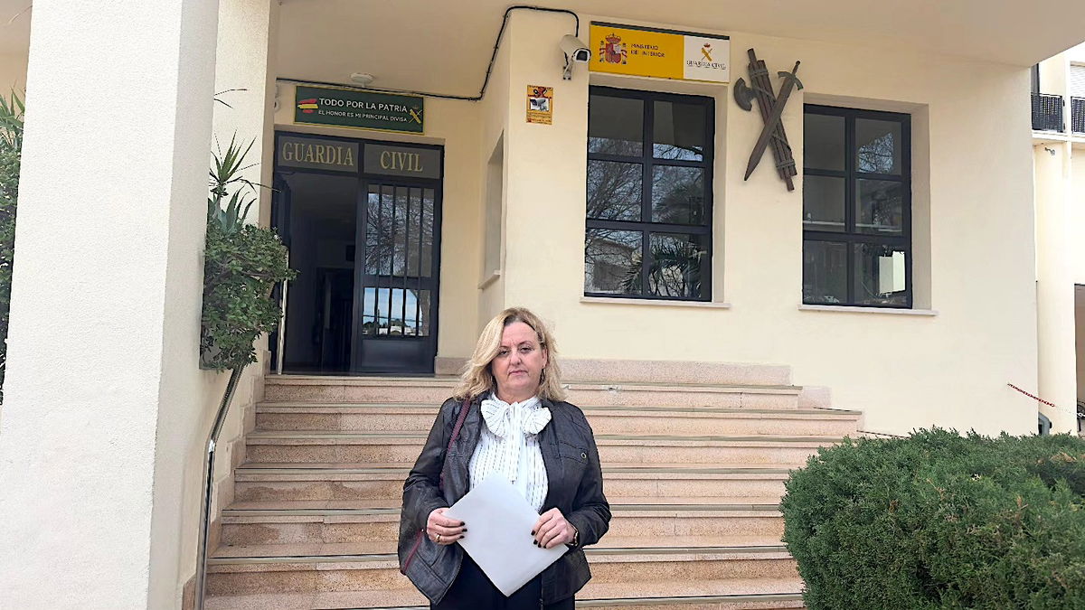 Fake accounts, real anger: mayor reports abuse to police in Spain